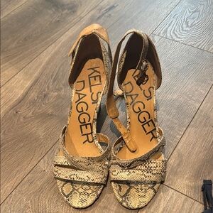 Kelsi Dagger Women's Snakeskin Tan Sandals